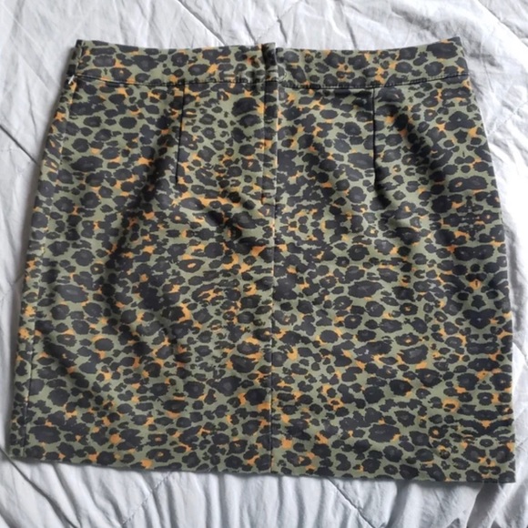 H&m green and orange cheetah animal print spotted mini skirt - Picture 2 of 6